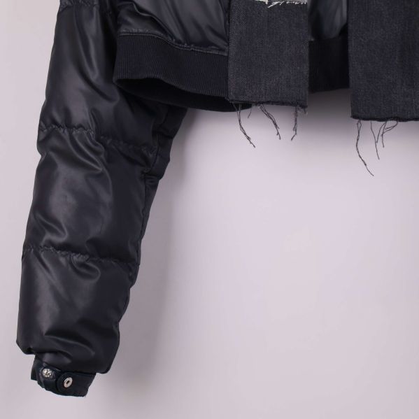 Närbild på vadderad ärm och nederkant av jacka