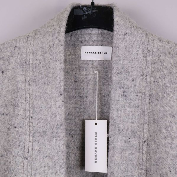 Närbild på krage och etikett från Remake Sthlm