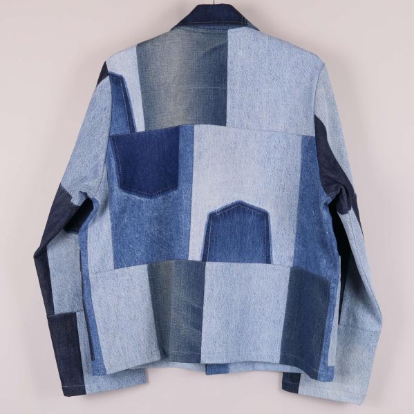 Baksida av patchwork jacka med olika denimfickor