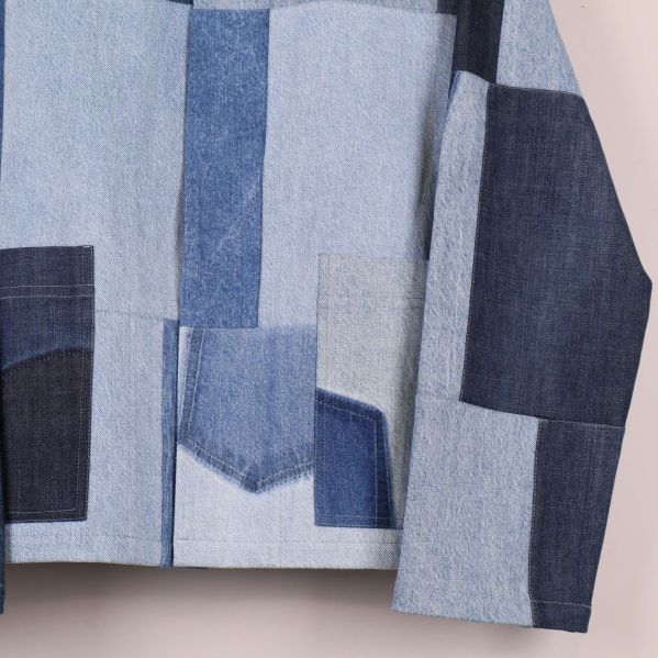 Närbild på jackans ärmslut och fickor med olika denimtoner