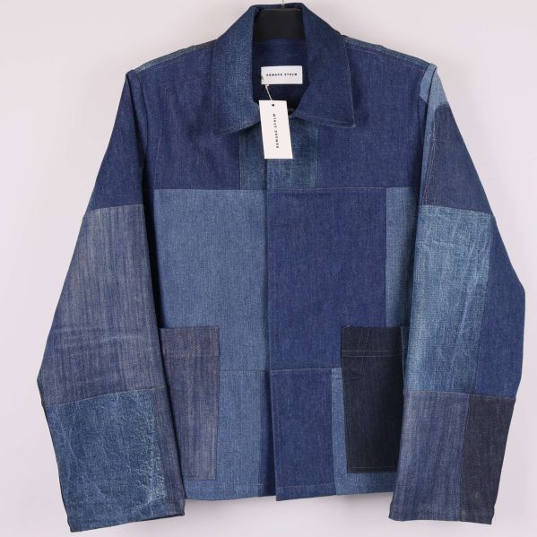 Patchwork denimjacka framifrån med olika blå nyanser