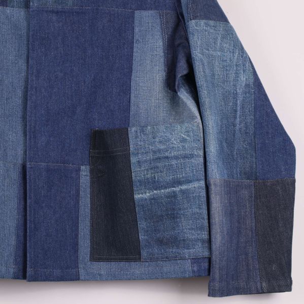 Närbild på jackans ficka och patchwork-detaljer