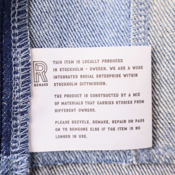 Etikett med information om lokal produktion och materialmix