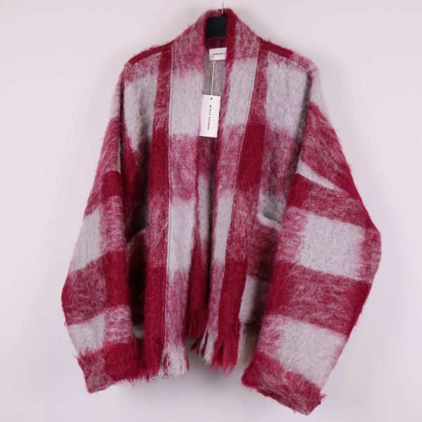 Luddig röd och grå rutig kofta på galge