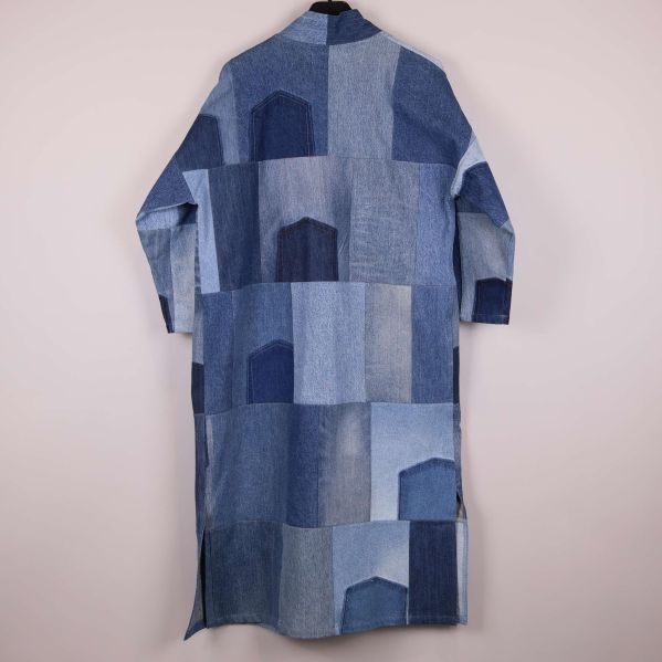 Baksidan av denimrock med blå patchwork