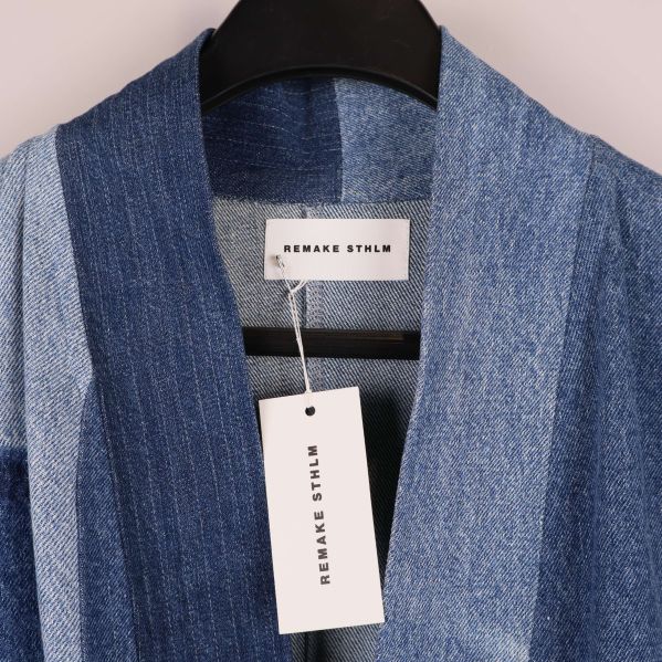 Närbild på denimrockens krage och etikett