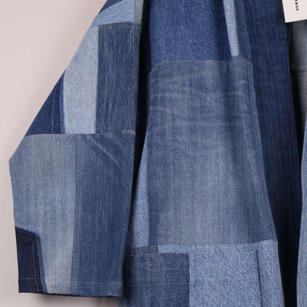 Detaljbild på rockens ärm och patchworkmönster