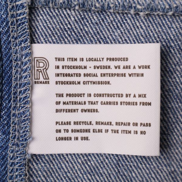 Inneretikett med engelsk produktinformation om denimrock