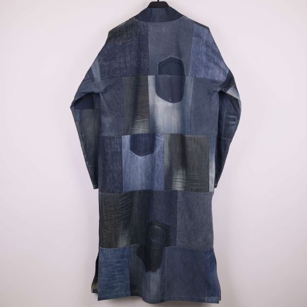 Baksida av lång patchwork rock i blå denim
