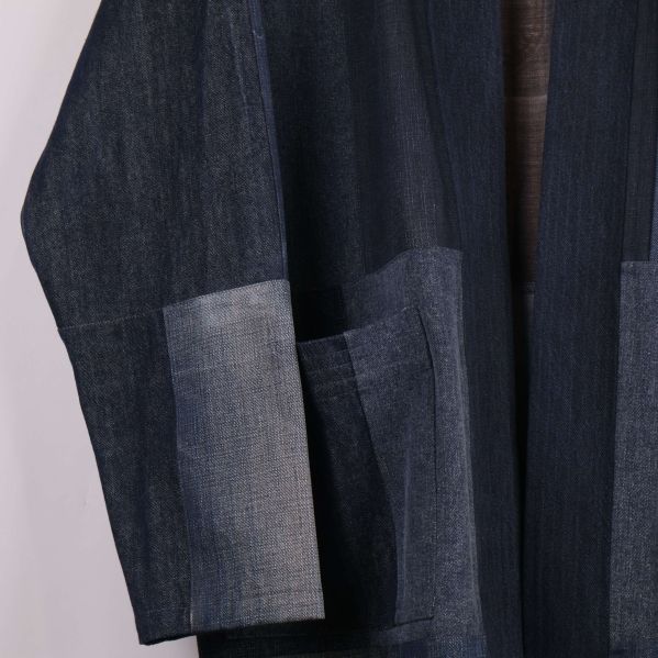 Framsidans fickdetalj på denimrock i patchwork