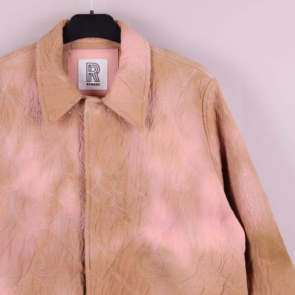 Närbild på krage och axelparti med sömmar