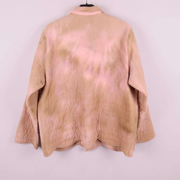 Baksidan av quiltad jacka i rosa och beige toner