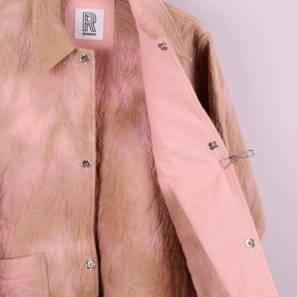 Insidan av jacka med tryckknappar synliga