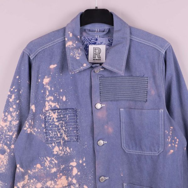 Övre delen av jackan visar fickor och kontrastsömmar