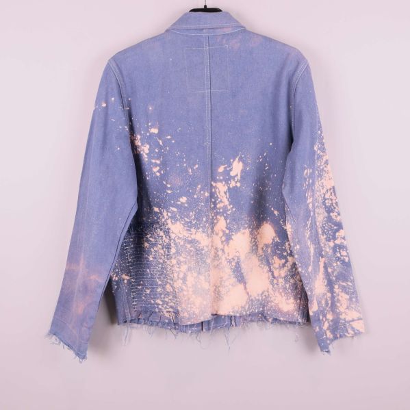 Jackans baksida med blekta effekter och rå nederkant