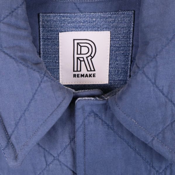 Närbild på jackans krage och Remake-logga