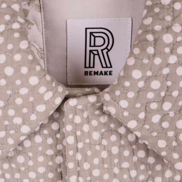 Närbild på krage och Remake-etikett i jacka
