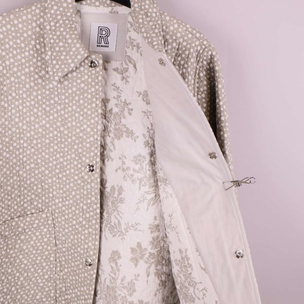 Inuti jackan syns blommigt foder och tryckknappar