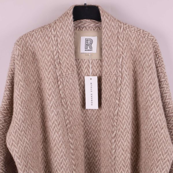 Närbild på krage och etikett i jackan