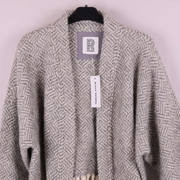 Detaljbild av jackans axelparti och halsringning