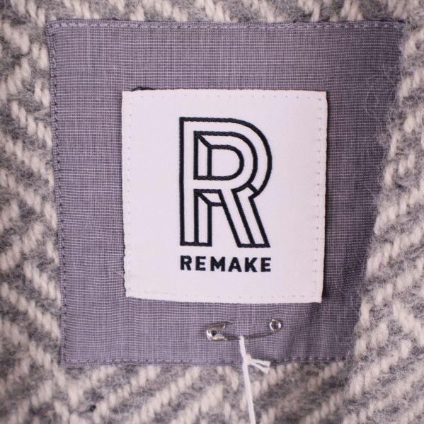 Närbild på Remake-logotyp etikett inuti jackan