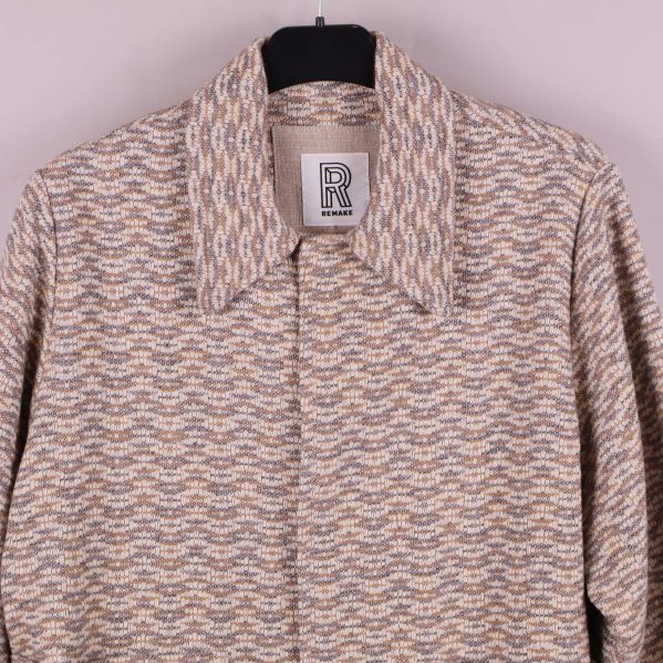 Närbild på jackans krage och överdel