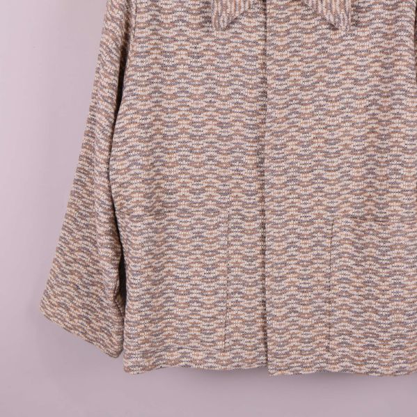 Jackans nederdel och stora fickor visas