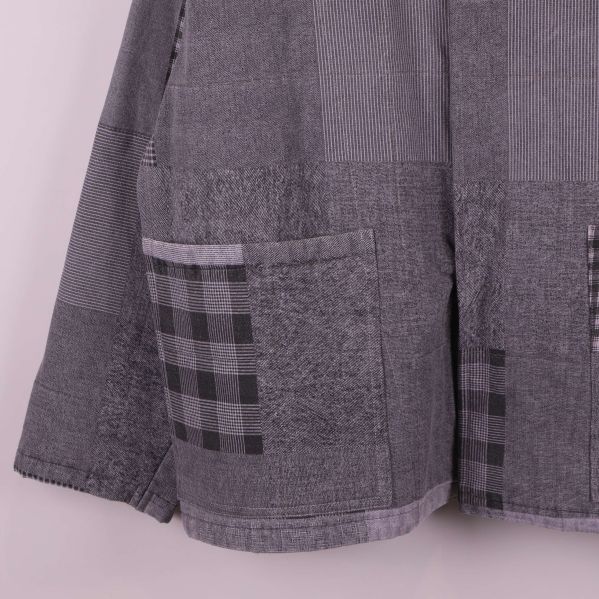 Närbild på jackans fickor och mönstervariation