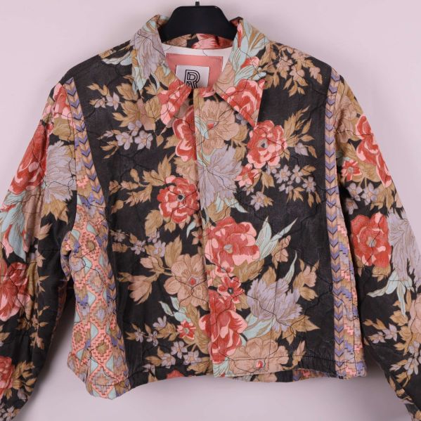 Jacka med blommönster fotograferad framifrån närbild