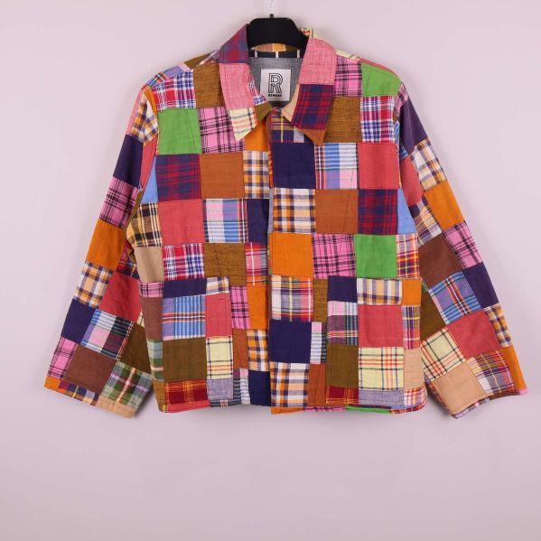 Färgglad patchworkjacka framifrån i olika rutmönster