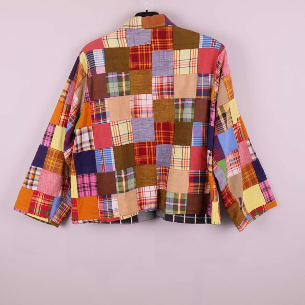 Baksidan av jackan i färgglatt rutigt patchworktyg