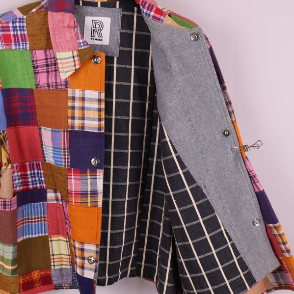 Jacka öppen fram med kontrastfoder i rutigt tyg