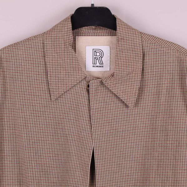 Närbild på krage och övre del av rutiga jackan