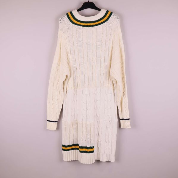 Helvit stickad tröjklänning med randdetaljer bakifrån