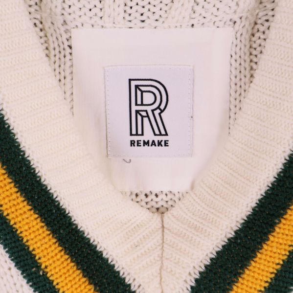 Närbild på Remake-logotyp och kragrand på tröjklänning