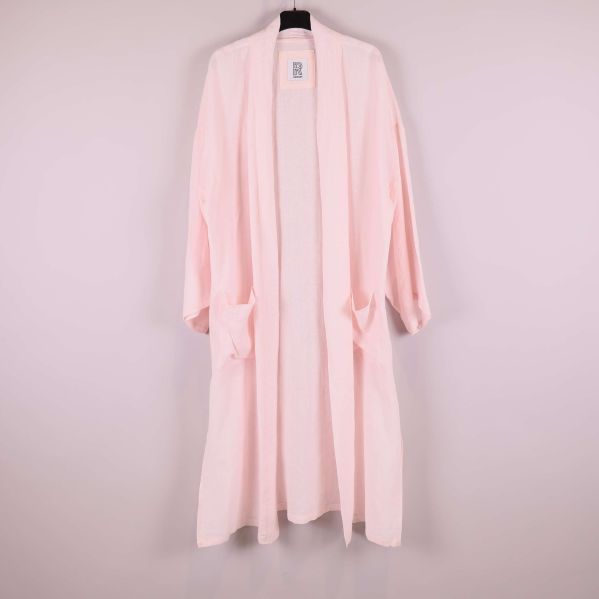 Ljusrosa kimono hängande framifrån med fickor och vida ärmar