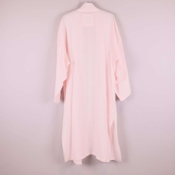 Baksidan av ljusrosa kimono med enkelt snitt och längd