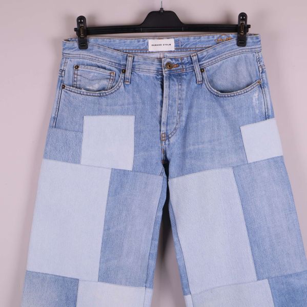 Närbild av övre delen av patchwork jeans med fickor