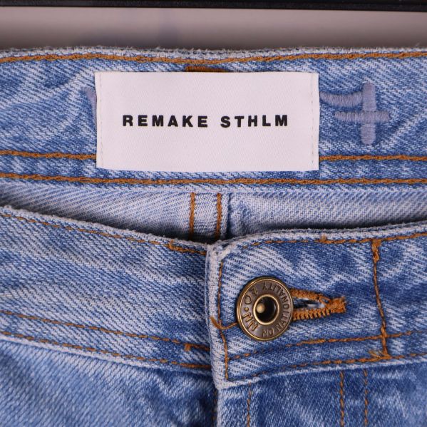 Etikett med texten Remake STHLM i linningen