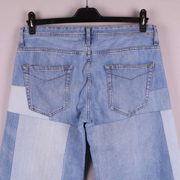 Närbild på bakfickor och midja på jeansen