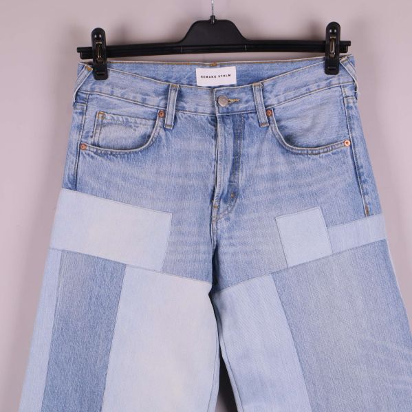 Närbild av femficksmodell och patchwork mönster på jeans