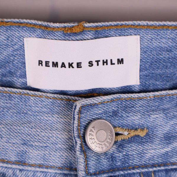 Midjeetikett på jeans med texten Remake STHLM