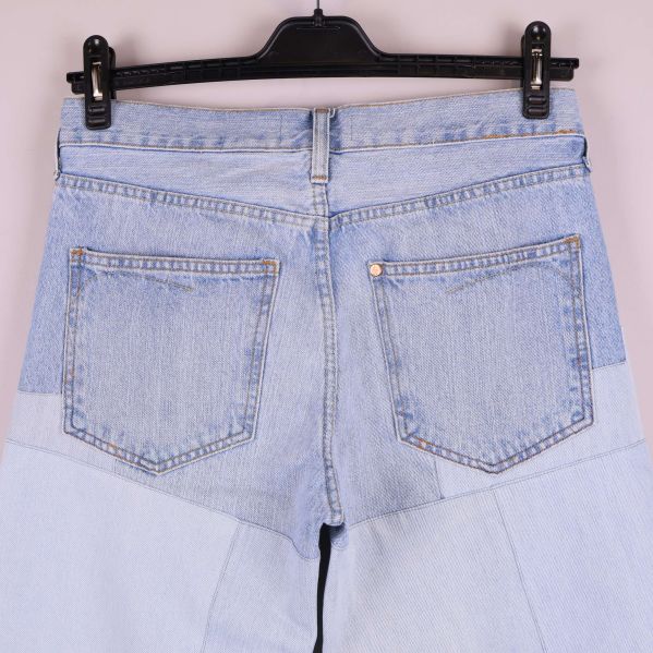 Närbild av bakfickor och sömmar på patchwork jeans