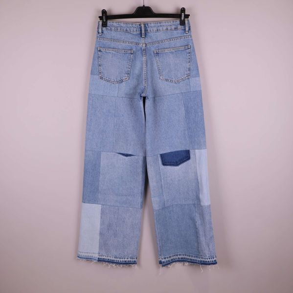 Patchwork jeans bakifrån med olika denimlappar