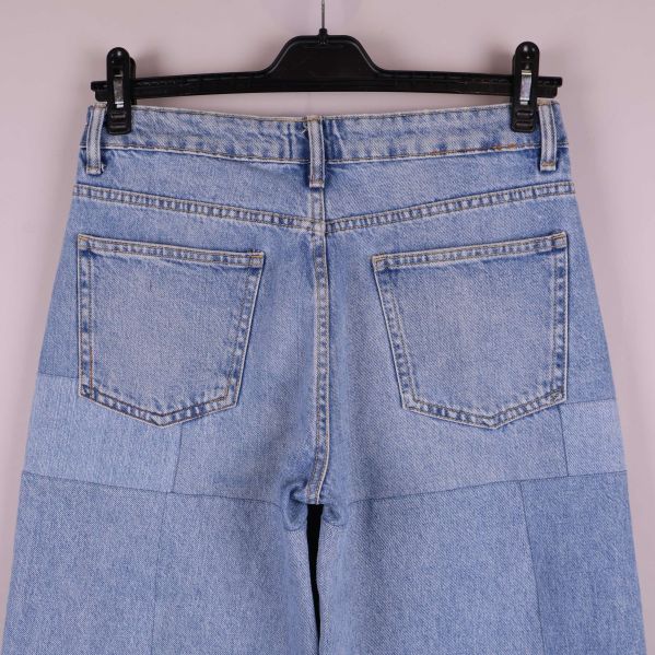 Närbild bakfickor och linning på patchwork-jeans