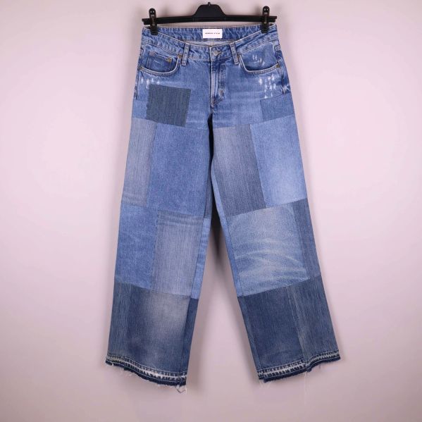 Framsida av patchwork jeans i olika denimtyger