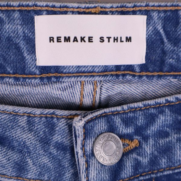 Närbild på etikett Remake STHLM i linningen