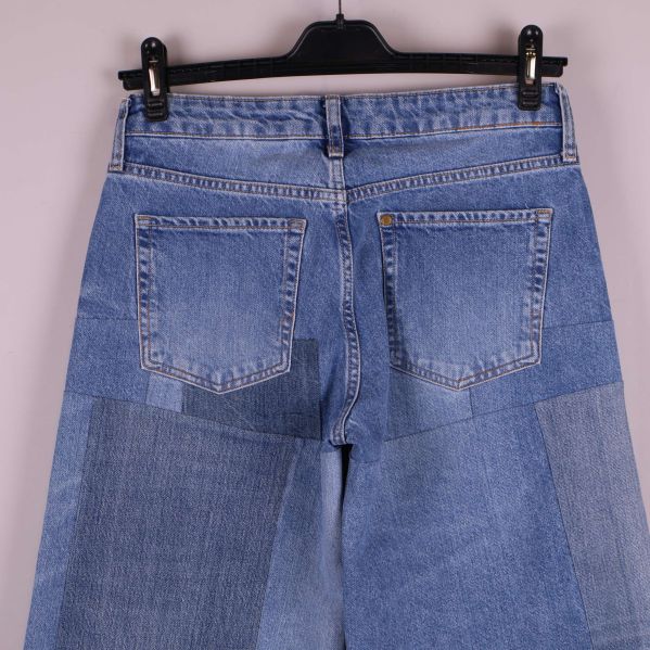 Bakfickor och linning på patchwork jeans