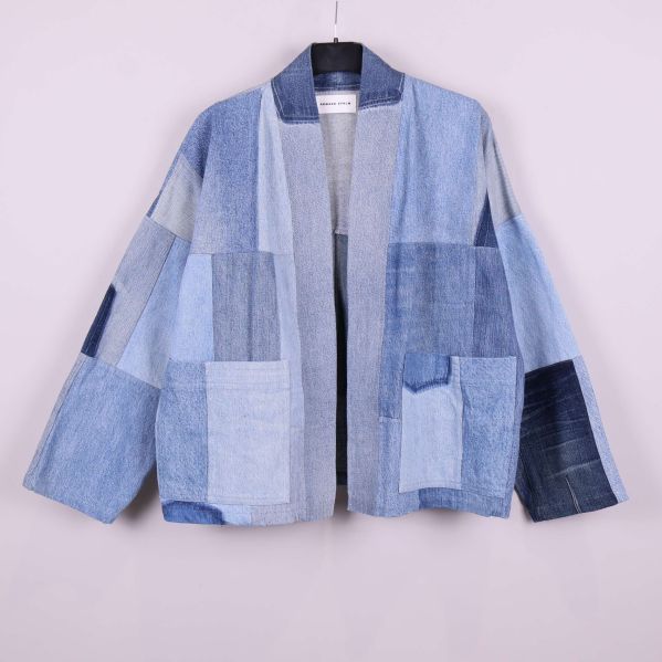 Framsidan av patchwork denimjacka på galge