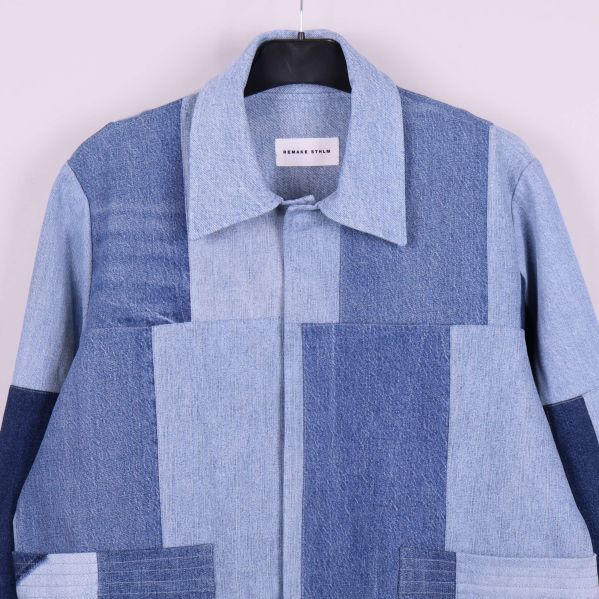 Närbild på överdelen av patchwork jacka i denim